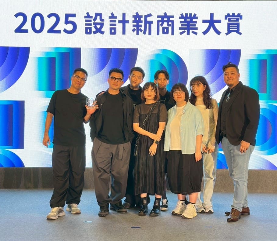 八曜和茶「八曜一沐日」聯名企劃在大刀國際品牌創研公司的支持之下榮獲2025 DesignBiz Award評審團特別獎。